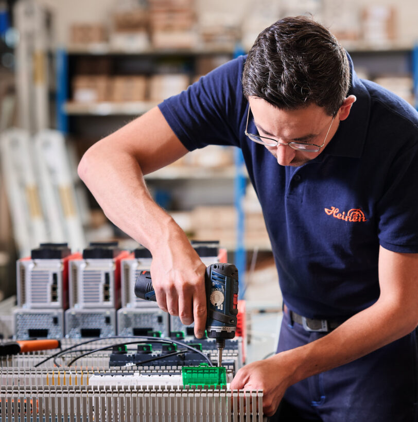 Techniker montiert Schalttafel mit Verkabelungssystemen im Industrie Bereich