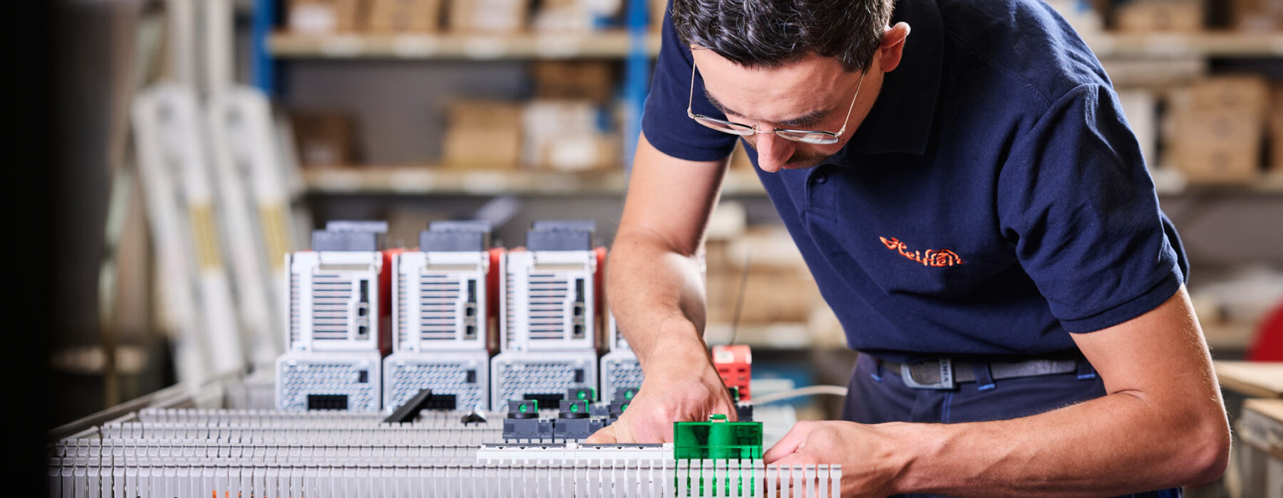 Techniker montiert Elektro Komponenten in Schaltschrank im Industrie Bereich