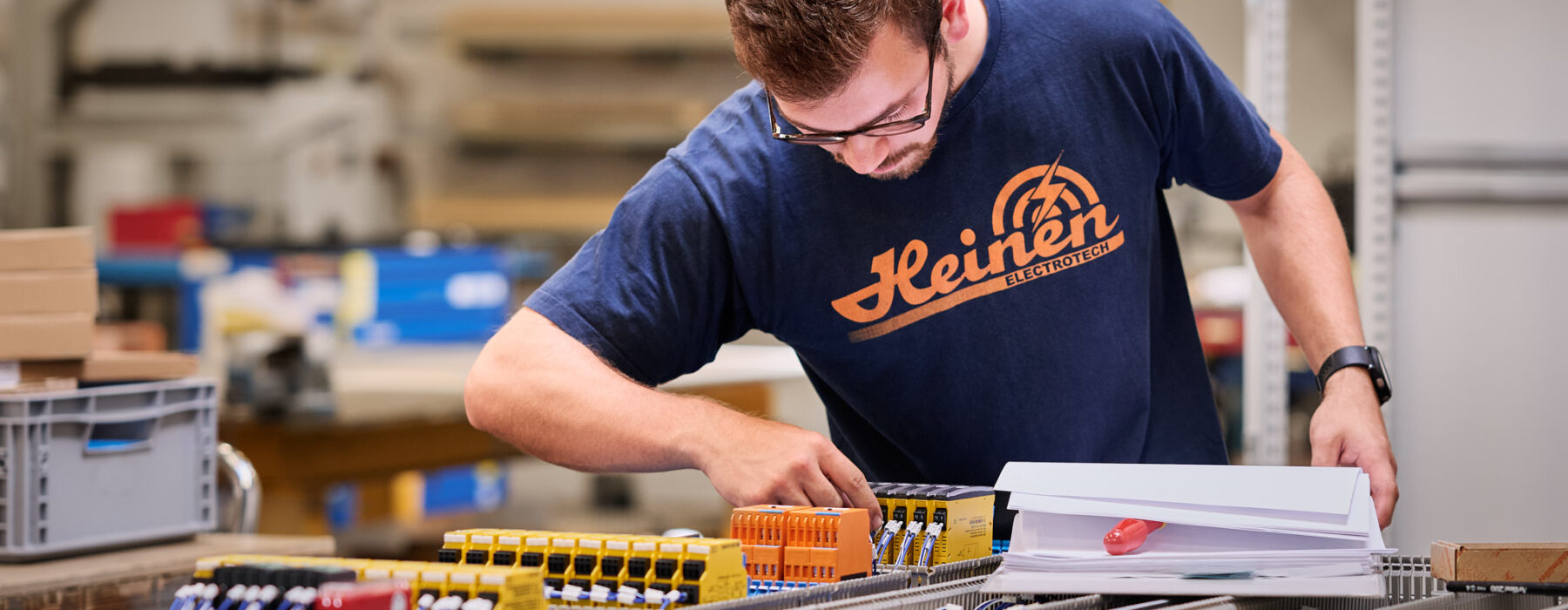 Techniker bei Elektro Arbeiten an Schalttafeln und Schaltschränken im Industrie Bereich