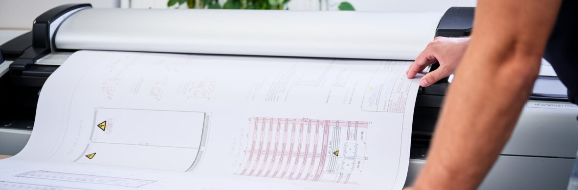 Ein zentraler Ansprechpartner überprüft durchdacht und lösungsorientiert technische Pläne, die mit Kompetenz und Transparenz im Projektmanagement gedruckt werden. Die sorgfältige Planung und Dokumentation stehen im Fokus, um eine effiziente Entwicklung sicherzustellen.