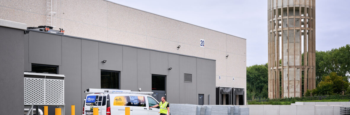 NMC Neue Hallen Eynatten mit Industriegebäude, Transporter und Beton-Wasserturm