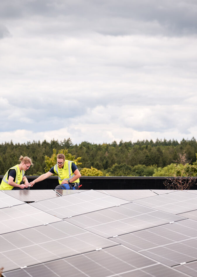 Techniker installieren Photovoltaikanlage auf dem Dach der Sporthalle Schönefeld Eupen