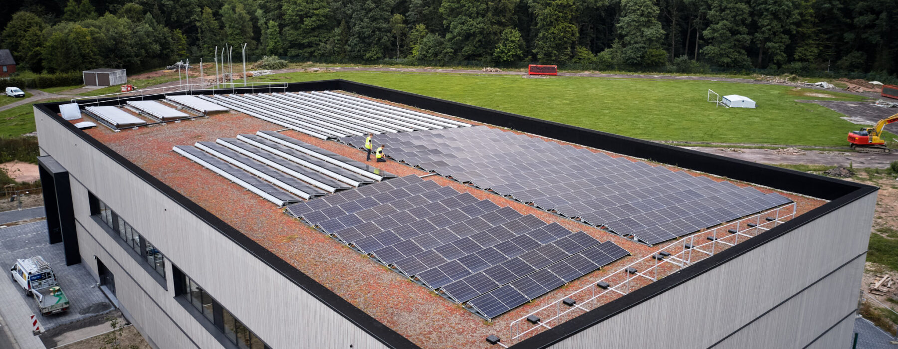 Sporthalle Schönefeld Eupen mit Photovoltaikanlage und moderner elektrotechnischer Ausstattung auf dem Dach