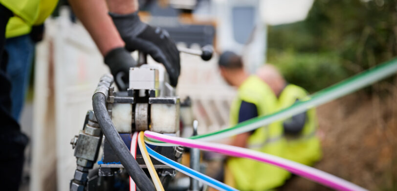 Maschine verlegt bunte Kabel für Mittelspannungsanlagen bei Umbau von Trafostationen in Belgien
