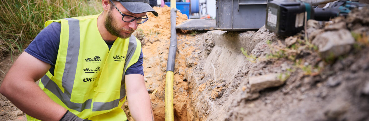 Arbeiter verlegen Mittelspannungskabel für Trafostationen der Verteilnetzbetreiber ORES und RESA