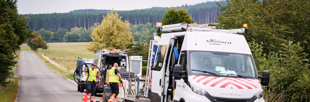 Techniker arbeiten an Mittelspannungsanlagen und Niederspannungsverteilung am Straßenrand in Belgien