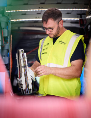 Techniker arbeitet an Mittelspannungsanlage für Trafostationen in Belgien