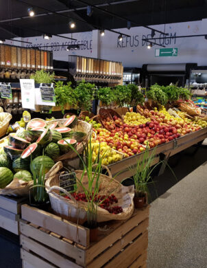 Frisches Obst in einem modernen Einzelhandel mit Produktionsanlagen und Infrastruktur