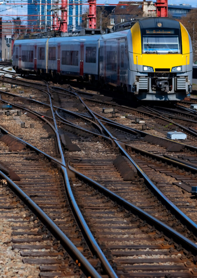 Eisenbahnzüge auf Gleisen mit Kabelverlegung und Signaltechnik bei elektrotechnischen Arbeiten