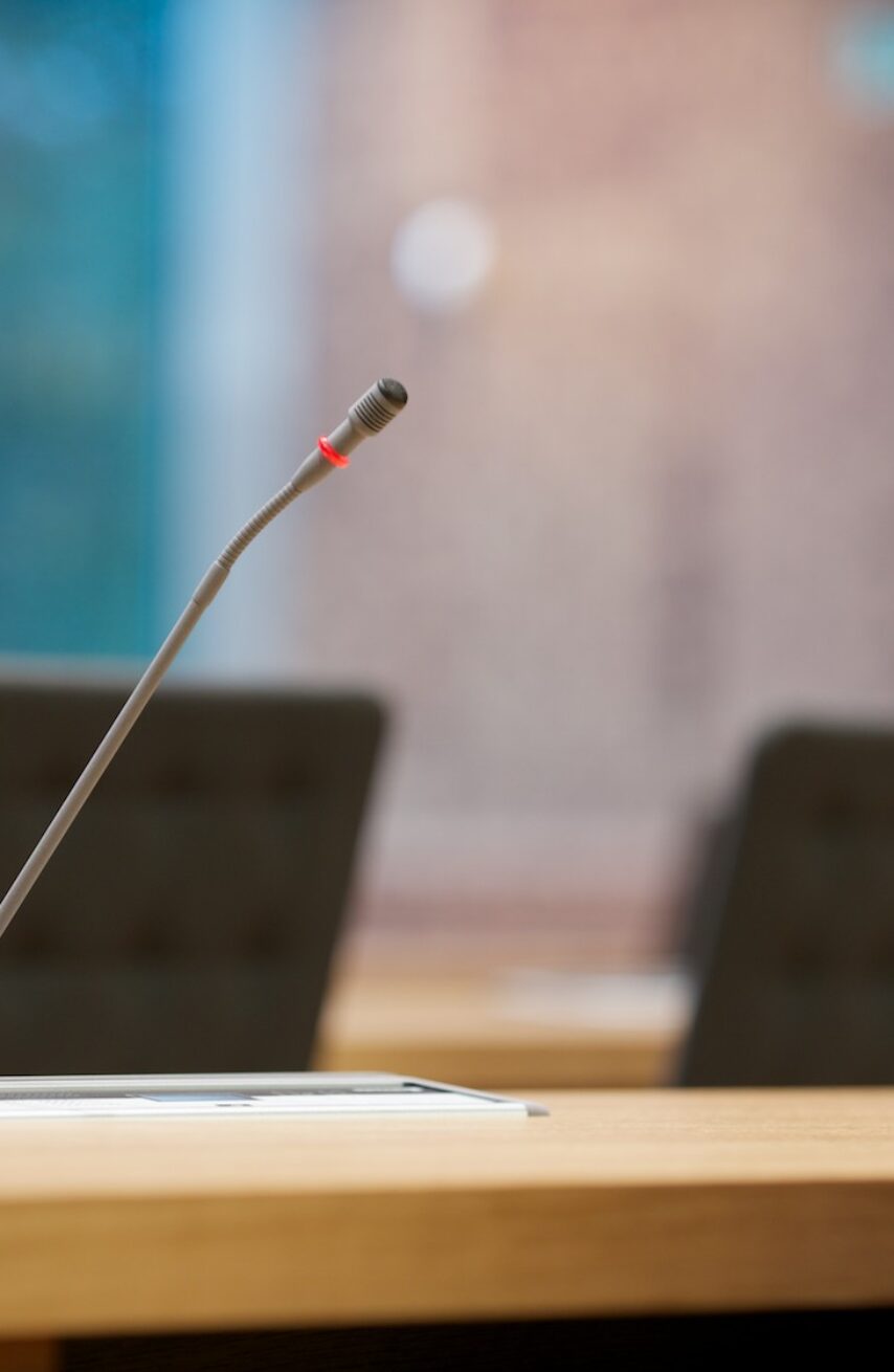 Modernes Konferenzmikrofon im Plenarsaal des Parlaments Deutschsprachige Gemeinschaft