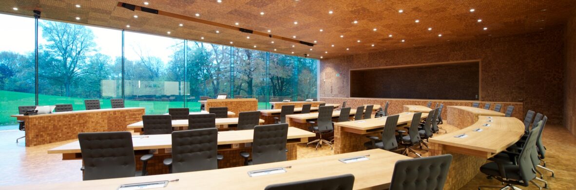 Moderner Plenarsaal mit Elektrotechnik, Konferenztechnik und Beleuchtung im Parlament Deutschsprachige Gemeinschaft