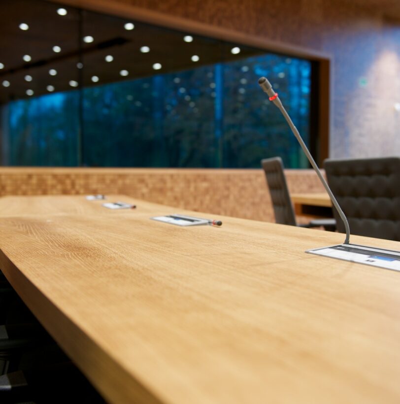 Moderner Plenarsaal mit Mikrofonen und Schalttafeln im Parlament Deutschsprachige Gemeinschaft