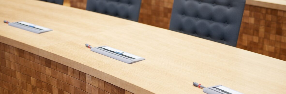 Moderner Plenarsaal mit Elektrotechnischer Ausstattung und Konferenztechnik im Parlament Deutschsprachige Gemeinschaft